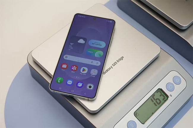 Samsung launches slimmest smartphone as races against rival Apple