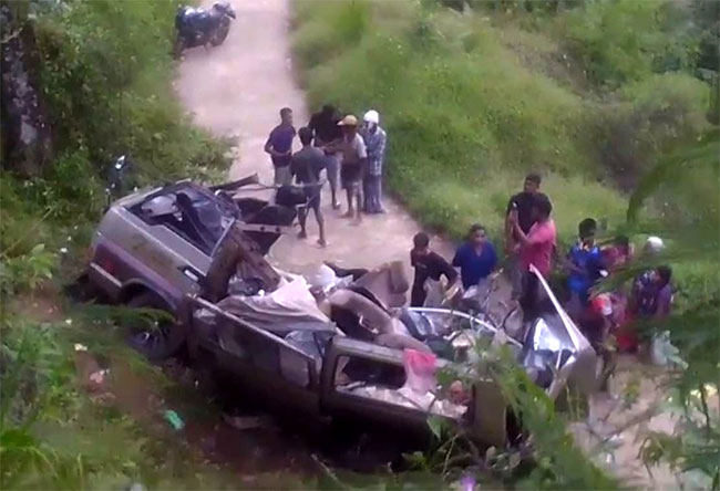 17 injured after van topples in Ramboda