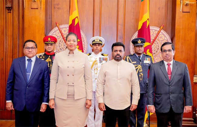 Seven new envoys to Sri Lanka present credentials to President