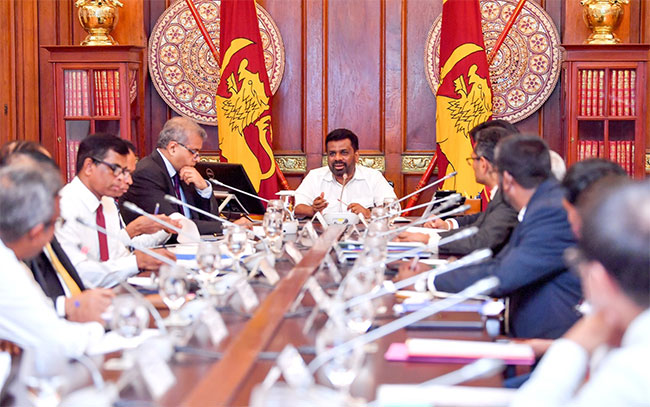 President directs ministry officials to accelerate implementation of digital economic solutions