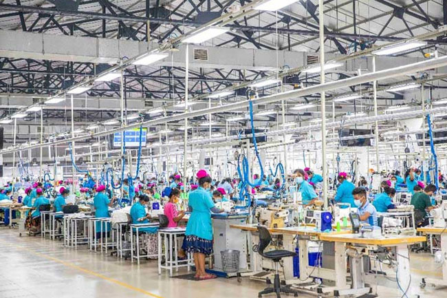 Sri Lankas manufacturing sector declines in April 2025