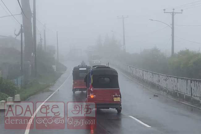 Dense fog disrupts traffic in Nuwara Eliya