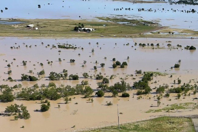 One dead, 50,000 stranded in eastern Australia floods