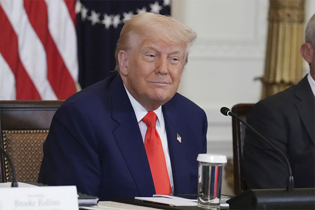 Trump threatens 50% tariffs on EU and 25% penalties on Apple as trade war intensifies