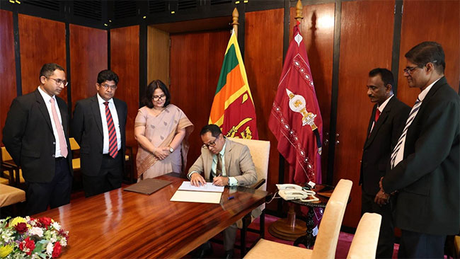 Speaker endorses certificate on Foreign Loans (Repeal) Bill