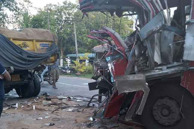 One dead, 12 injured in bus-tipper truck collision in Weliara