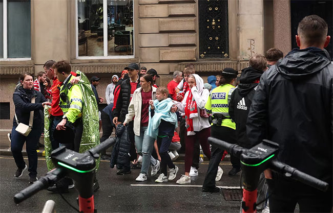 Car ploughs into fans at Liverpool parade, 27 in hospital
