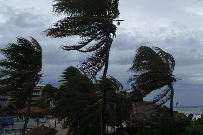 Red warning issued for strong winds and rough seas