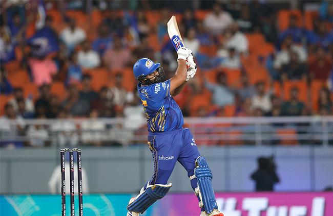 Mahelas Mumbai eliminate Gujarat to keep alive IPL final hopes