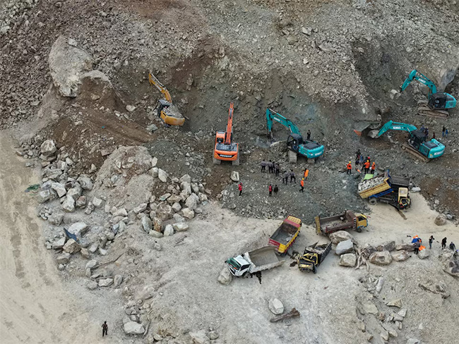 Search continues for Indonesia quarry collapse victims, death toll at 17