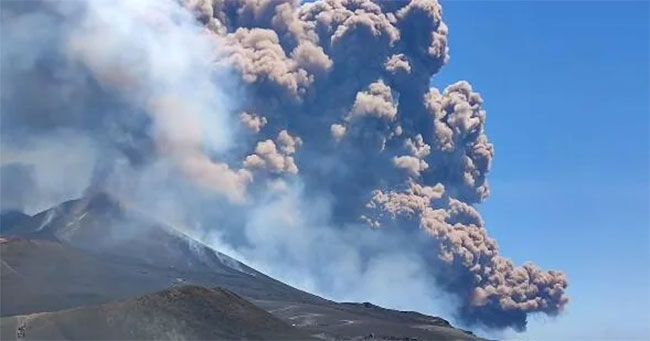 Italys Mount Etna erupts as large plumes rise from volcano