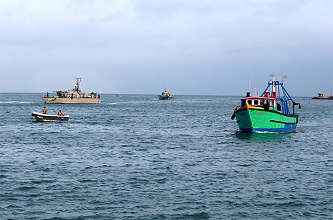 Tense situation reported between navy and several fishermen in Trinco seas