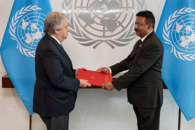 Ambassador Jayantha Jayasuriya presents credentials to UN Secretary-General