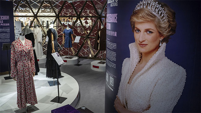 Over 300 pieces of Princess Dianas dresses, handbags, and more head to auction