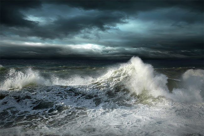 Red warning issued for strong winds and rough seas