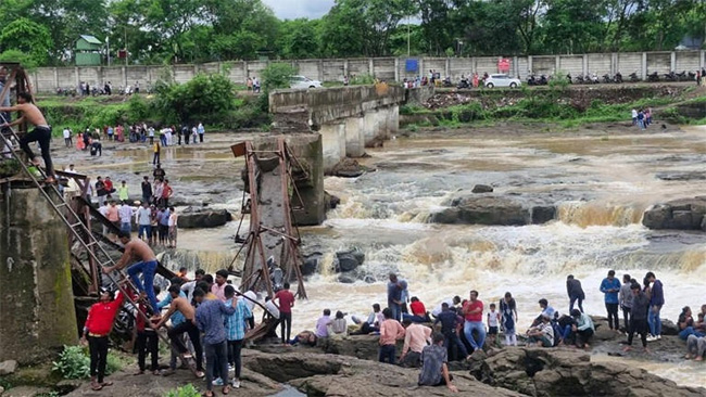 Several feared drowned after bridge collapses near Pune