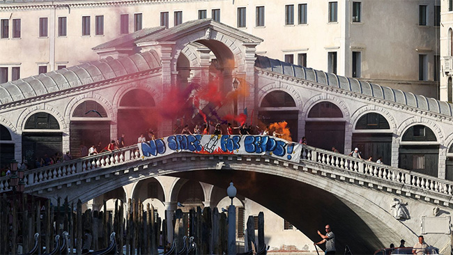 No space for Bezos: Hundreds protest against billionaires wedding on final day of Venice celebrations