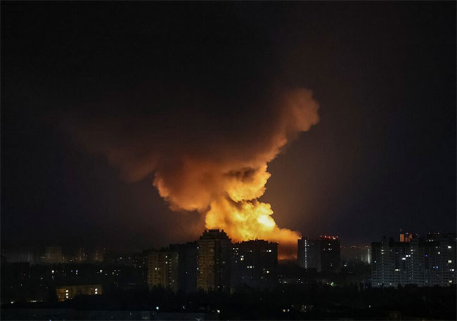 Trump, Zelenskiy discuss weapons, escalating Russian strikes