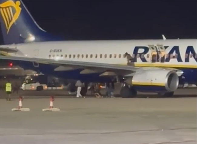 18 injured after fire breaks out on Ryanair plane at Spanishairport