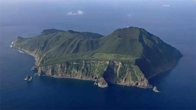 Dozens leave Japan islands after nearly 1,600 quakes