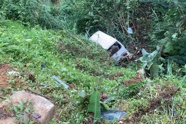 Eight youth seriously injured after van plunges off precipice in Nanu Oya