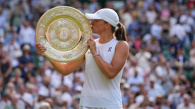 Polands Iga Swiatek crushes American Anisimova 6-0 6-0 to win maiden Wimbledon crown