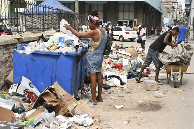 Cuban minister resigns after saying country has no beggars