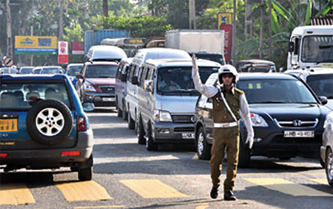 Police impose traffic restrictions in Ruwanwella 