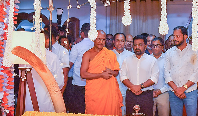 President Dissanayake pays last respects to Asgiri Anunayake Thero
