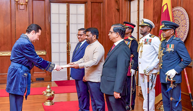 Five new foreign envoys present credentials to the President