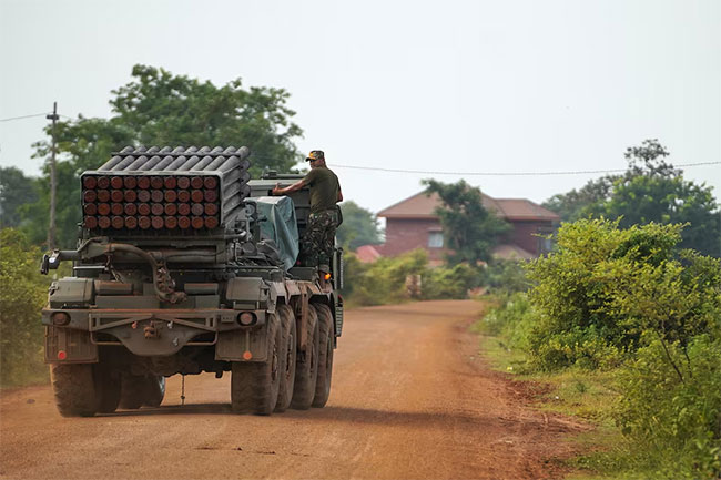 Thailand, Cambodia exchange heavy artillery as fighting expands for second day