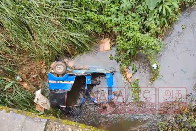 Three-wheeler topples into canal in Dimbula Pathana