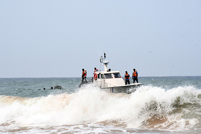 Two fishermen rescued after boat capsizes in seas off Mirissa