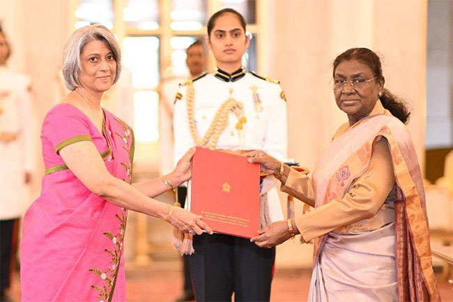 Sri Lankan High Commissioner Mahishini Colonne presents credentials to Indian President