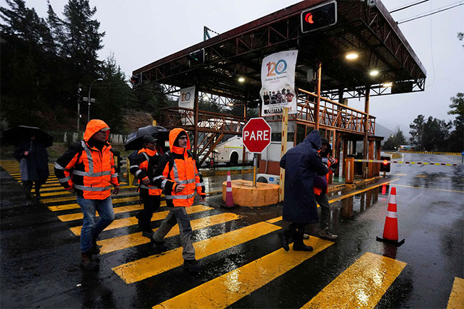One dead, five trapped in Chile copper mine collapse