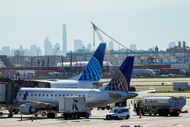 United Airlines flights resume after it resolves technology glitch