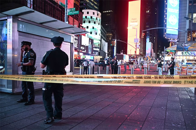 People panic and flee after 3 people injured in Times Square shooting