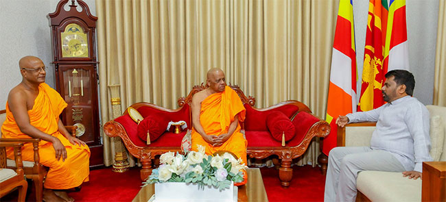 President visits the Chief Prelates of Malwathu and Asgiri Chapters