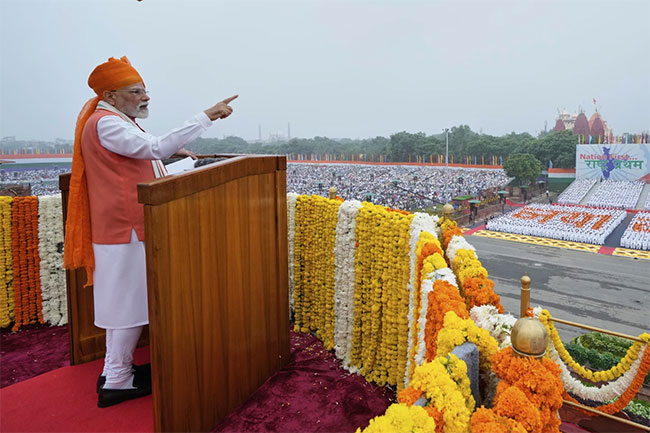 On Indias Independence Day, Modi vows to punish Pakistan for future attacks