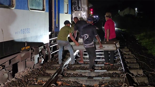 Train services between Colombo and Beliatta still disrupted due to derailment