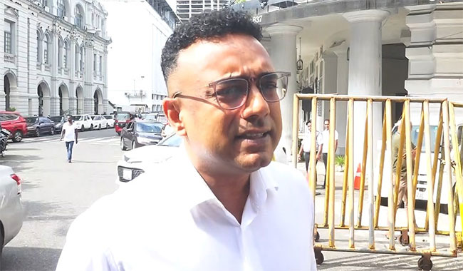 Ex-Minister Manusha Nanayakkara arrives at Illegal Assets Investigation Division 