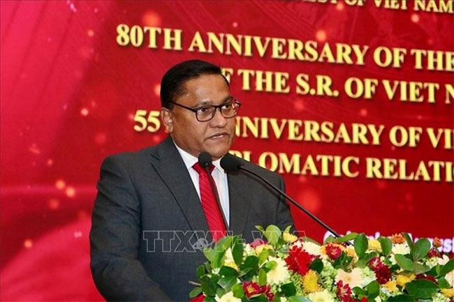 Sri Lankas Foreign Minister lauds Vietnams dynamic development