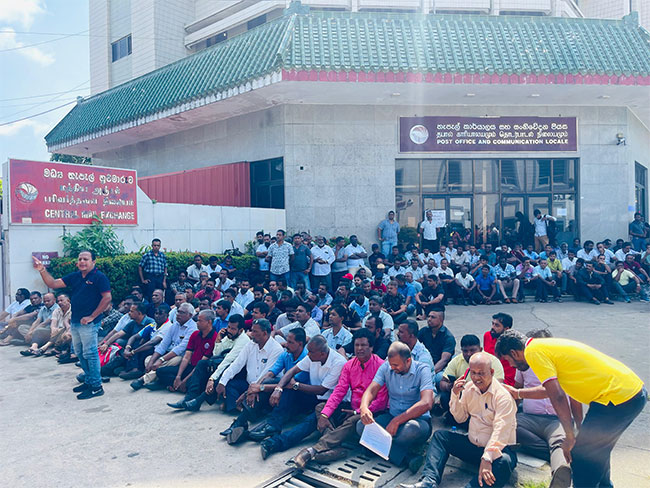 Postal trade unions stage Satyagraha in Colombo