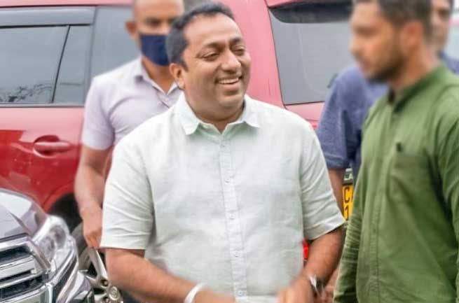 Ex-Minister Akila Viraj arrives at Bribery Commission