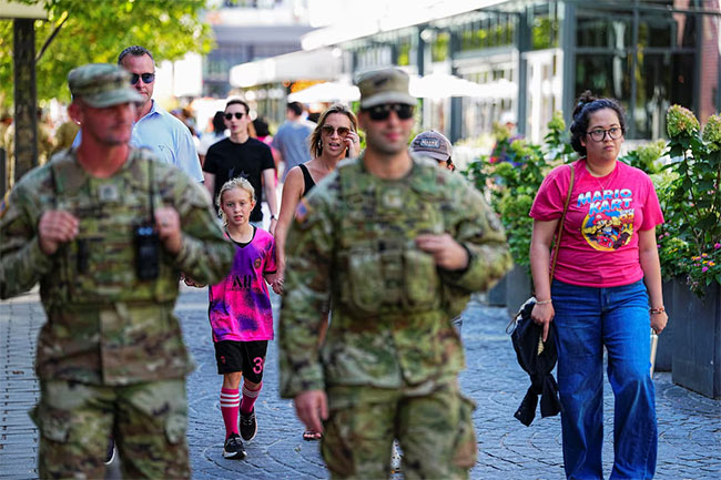 US National Guard troops in Washington to begin carrying weapons, officials say