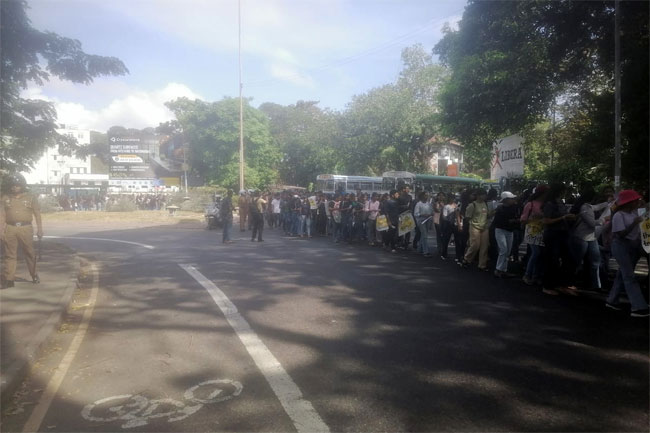 Road opposite Colombo University blocked due to IUSF protest