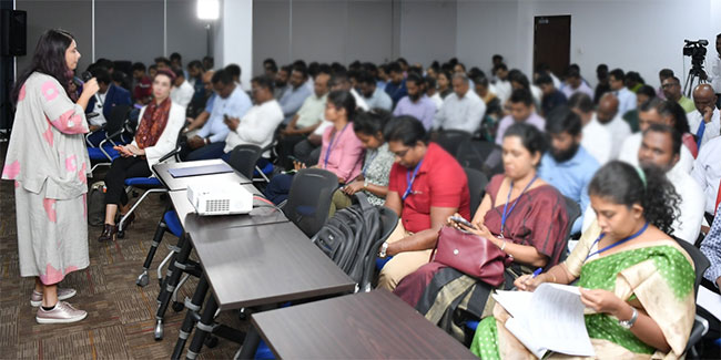 How to effectively communicate using Facebook and WhatsApp? State workers given training