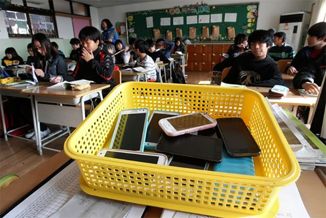 South Korea bans phones in school classrooms nationwide