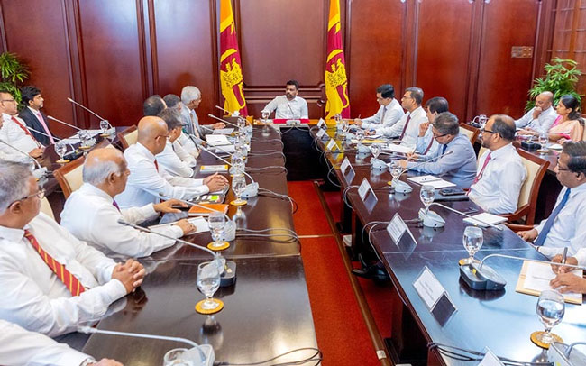 President discusses boosting dollar reserves with export sector business leaders