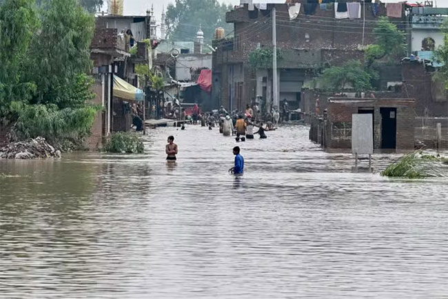 Floods affect 1.2 million, displace nearly 250,000 in eastern Pakistan